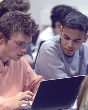 2 étudiants regardant un ordinateur