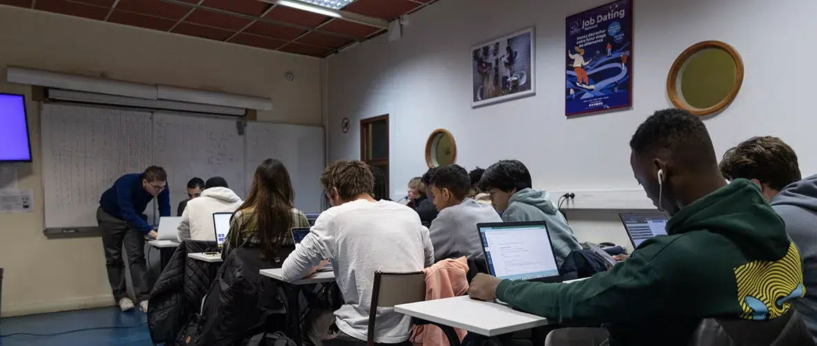 Étudiants en salle de classe SUPINFO